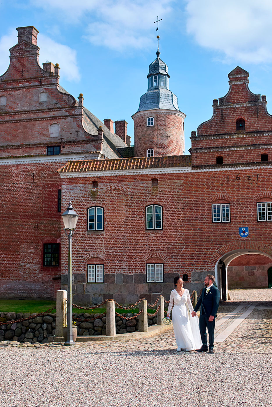 Brudepar udenfor slottet